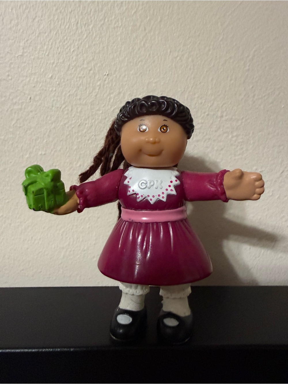 1992 Cabbage Patch Kids Girl PVC Figure Holding Present Yarn Hair Toy